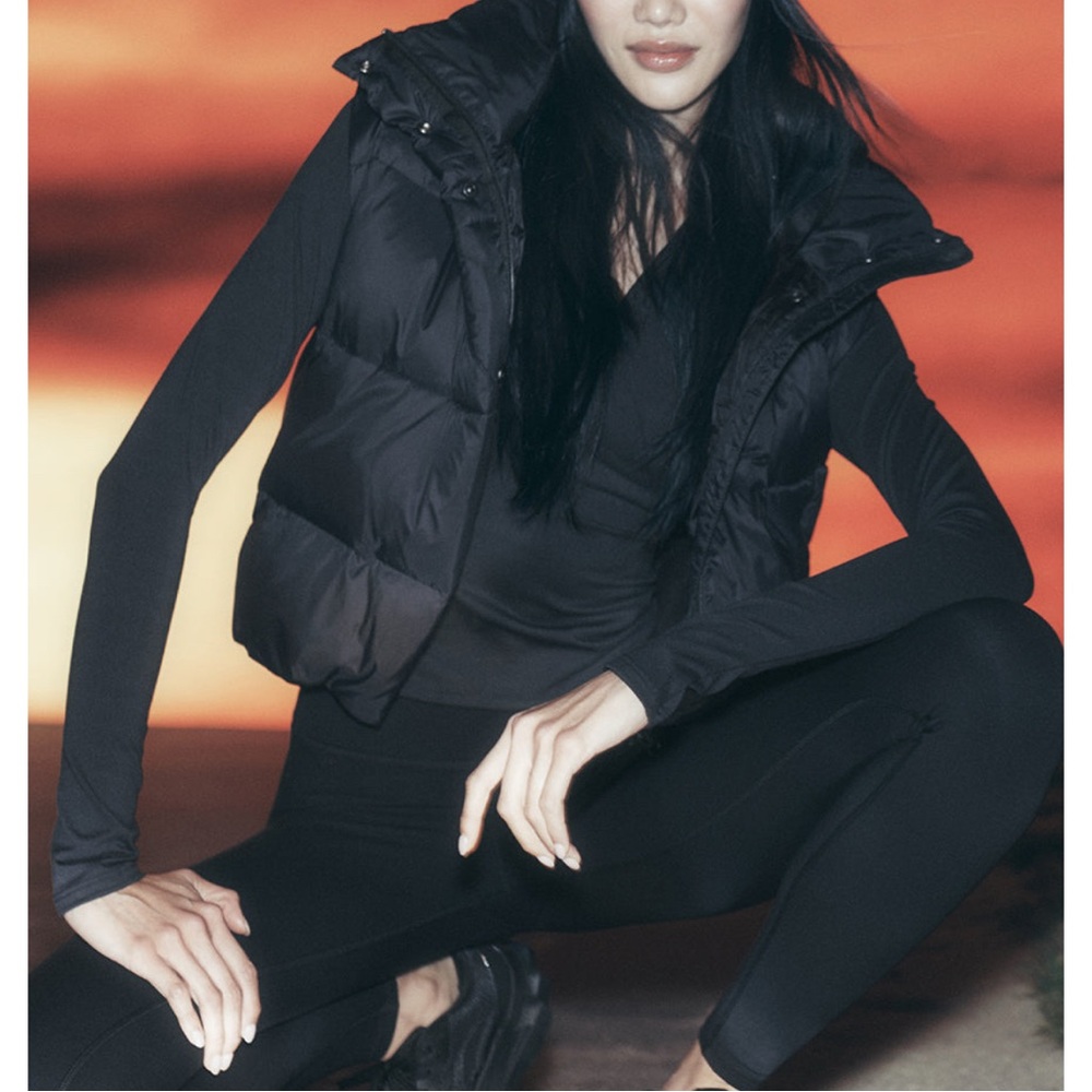 ALO Gold Rush Puffer Vest in Black sz Small